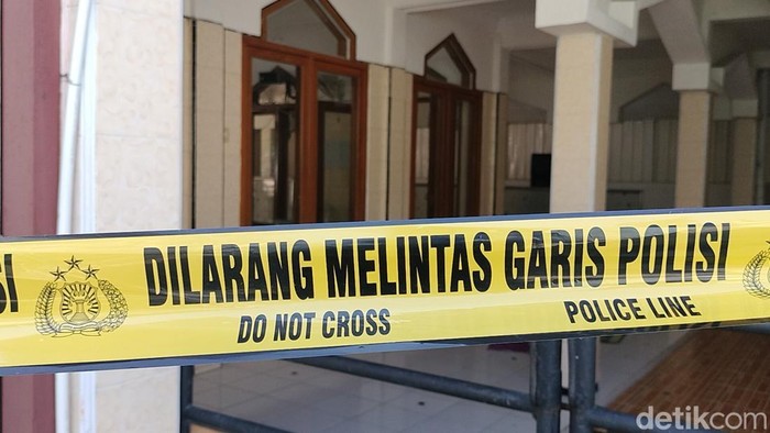TKP pembacokan Eks Sekcam Bojonegoro