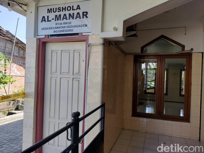 TKP pembacokan Eks Sekcam Bojonegoro