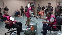 Hakim Djuyamto dan hakim Ali terlihat duduk menunggu uang itu sampai di hadapannya. Lalu hakim Djuyamto dan hakim Ali menerima uang suap itu.