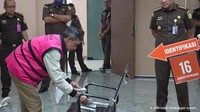 Setelah menaruh uang suap itu, Arif pergi dari ruangan. Hakim Agam beranjak dari kursi lalu bertugas membagi-bagi uang ke hakim Djuyamto selaku ketua majelis kasus migor, hakim Ali selaku anggota majelis dan untuk bagian dirinya.