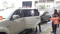 Setelah itu, Wahyu membawa uang itu ke mobil yang telah terparkir. Di dalam mobil itu ternyata ada Arif Nuryanto yang sudah standby. Kemudian Arif menerima uang suap itu dari Wahyu.