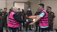 Dari video rekonstruksi yang dibagikan Kejaksaan Agung (Kejagung), transaksi uang suap itu bermula dari Ariyanto yang merupakan pengacara terdakwa dalam kasus migor. Ariyanto menyerahkan uang itu melalui Wahyu Gunawan.