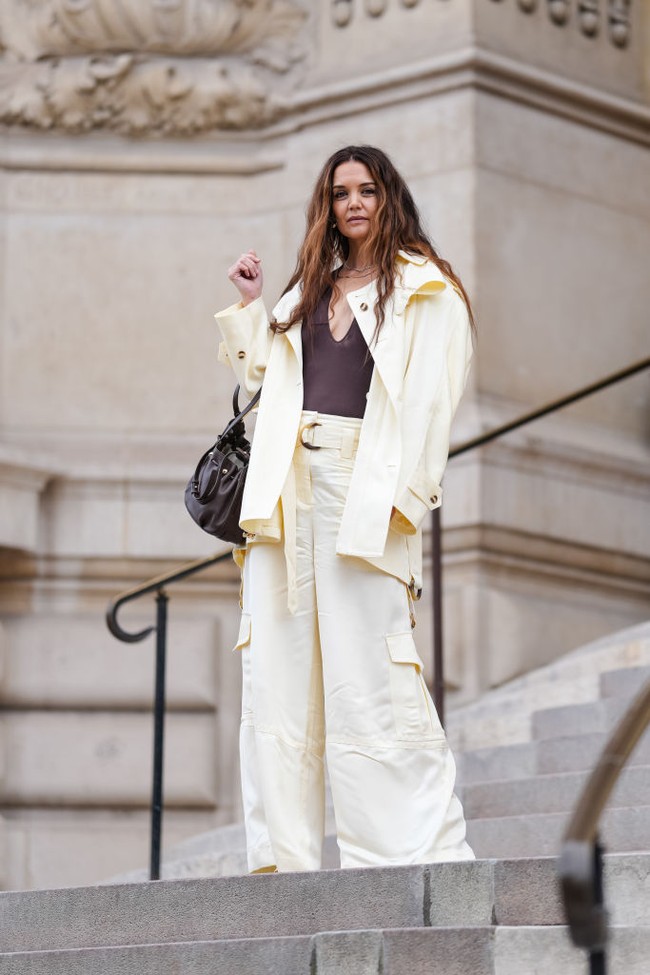 Bahan ringan dan siluet flowy memberi sensasi lebih nyaman dibandingkan  jeans berbahan denim tebal. Belum lagi, warna beige yang netral membuat celana ini terasa seperti kanvas kosong, bisa dipadukan dengan pakaian apa saja sesuai mood dan gaya personal. Seperti Katie Holmes yang memberi sentuhan boho-chic pada penampilannya Foto: Getty Images/Edward Berthelot