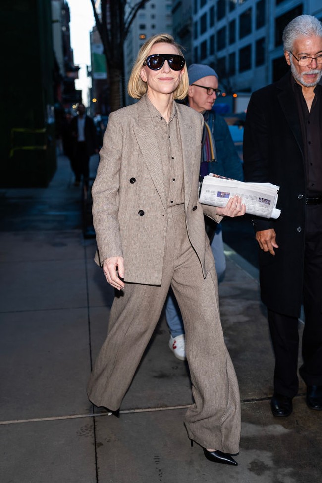 Gaya monokrom tapi tak monoton ditampilkan aktris Cate Blanchett dengan padanan blazer, palazzo dan kemeja warna beige senada. Foto: GC Images/TheStewartofNY