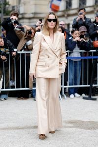 8 Artis Pakai Tren Celana Palazzo Beige, Jadi Alternatif Pengganti Jeans