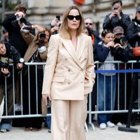 Dengan potongan longgar dan warna beige yang mudah dipadupadankan, palazzo menjadi alternatif sempurna untuk menggantikan jeans. Foto: Getty Images/Claudio Lavenia