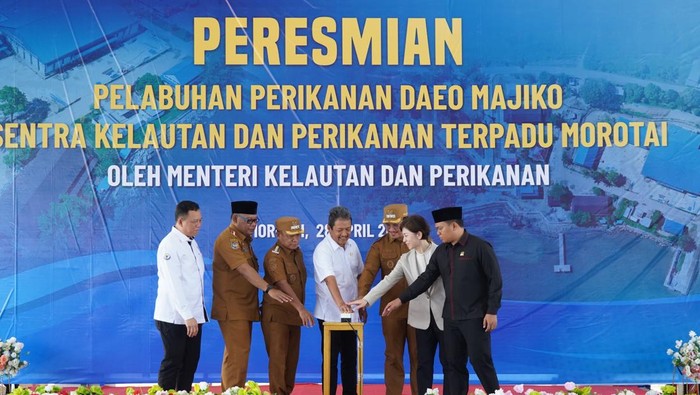 Menteri Kelautan dan Perikanan (MKP) Sakti Wahyu Trenggono meresmikan Sentra Kelautan dan Perikanan Terpadu (SKPT) Morotai, Maluku Utara, Senin (28/4) lalu. Pembangunan SKPT tersebut menelan anggaran Rp 155 miliar.