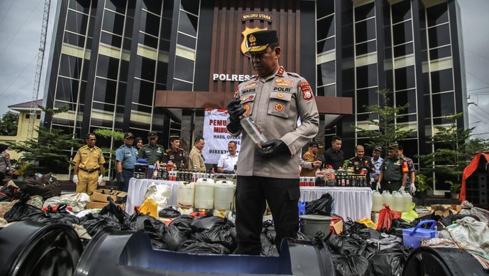 Tujuh ribu liter miras sitaan polisi di Ternate dimusnahkan Kapolda Maluku Utara Irjen Pol Waris Agono bersiap memusnahkan minuman keras saat Pemusnahan Barang Bukti Minuman Keras Beralkohol di Halaman Polres Ternate, Maluku Utara, Selasa (29/4/2025). Polres Ternate bersama Direktorat Samapta Polda Maluku Utara memusnahkan barang bukti sebanyak 7.221 liter berbagai jenis miras antara lain jenis cap tikus termasuk minuman bermerek hasil tangkapan dan temuan cipta kondisi selama periode Januari 2024-April 2025. ANTARA FOTO/Andri Saputra/foc.