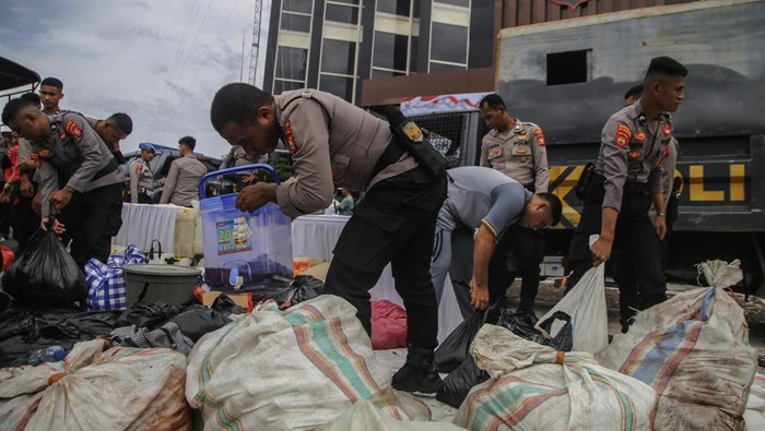 Tujuh ribu liter miras sitaan polisi di Ternate dimusnahkan Kapolda Maluku Utara Irjen Pol Waris Agono bersiap memusnahkan minuman keras saat Pemusnahan Barang Bukti Minuman Keras Beralkohol di Halaman Polres Ternate, Maluku Utara, Selasa (29/4/2025). Polres Ternate bersama Direktorat Samapta Polda Maluku Utara memusnahkan barang bukti sebanyak 7.221 liter berbagai jenis miras antara lain jenis cap tikus termasuk minuman bermerek hasil tangkapan dan temuan cipta kondisi selama periode Januari 2024-April 2025. ANTARA FOTO/Andri Saputra/foc.
