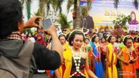 Seorang wisatawan sedang memotret para penari Gambyong