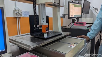 Selanjutnya uji tekanan yang melibatkan beban seberat 20kg. Pengujian ini difokuskan di bagian tempat sering jadi sandaran tangan. Foto: Virgina Maulita Putri/detikINET