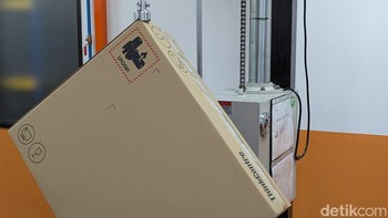 Unit laptop yang sudah dikemas juga harus melewati drop test untuk mensimulasikan kondisi saat pengiriman. Foto: Virgina Maulita Putri/detikINET