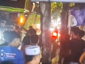 Viral Sejumlah Pemuda Terlibat Adu Jotos di Jalan Raya Sampang