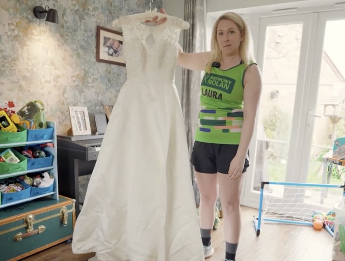 Wanita maraton pakai gaun pengantin