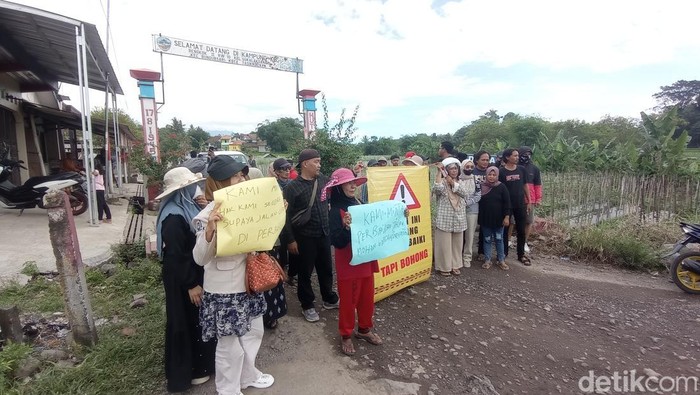 Warga Sukalaksana Kecamatan Bungursari Kota Tasikmalaya protes jalan rusak.
