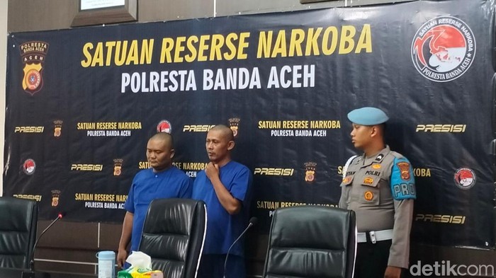 2 pria asal Bogor, Jawa Barat ditangkap petugas Bandara SIM Aceh Besar karena diduga membawa sabu seberat 900 gram. (Foto: Agus Setyadi/detikSumut).