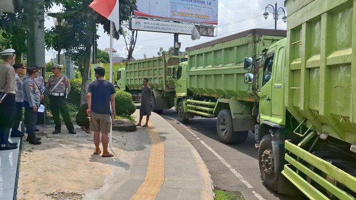 8 truk batu bara yang melintas di Kota Lubuklinggau pada siang hari diamankan