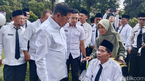 Abdul Hayyi ketika ditemui Bupati Lombok Timur karena menggunakan kursi roda ketika menerima SK PPPK, Rabu (30/04/2025).