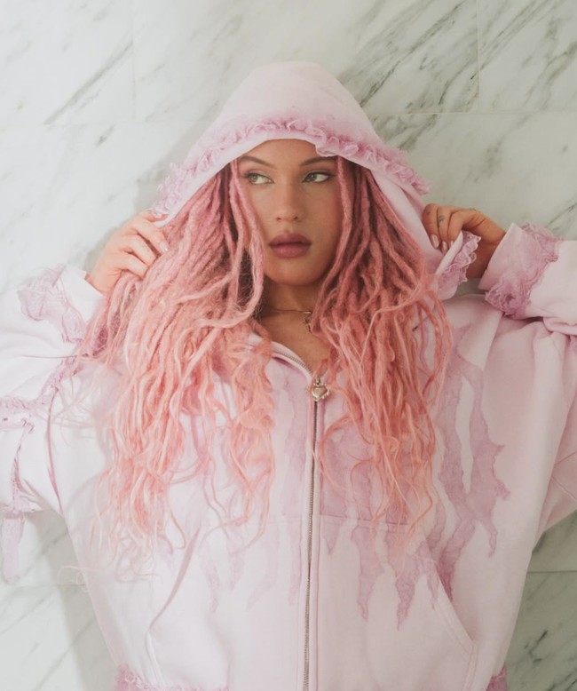 Kabar mengejutkan datang dari keluarga aktor legendaris peraih Oscar, Robert De Niro. Salah satu dari tujuh anaknya, Airyn De Niro, secara terbuka mengungkap identitasnya sebagai transgender wanita. Keputusannya itu tentu jadi kontroversi.  Foto: dok. Instagram @voiceofairyn