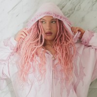 Kabar mengejutkan datang dari keluarga aktor legendaris peraih Oscar, Robert De Niro. Salah satu dari tujuh anaknya, Airyn De Niro, secara terbuka mengungkap identitasnya sebagai transgender wanita. Keputusannya itu tentu jadi kontroversi.  Foto: dok. Instagram @voiceofairyn