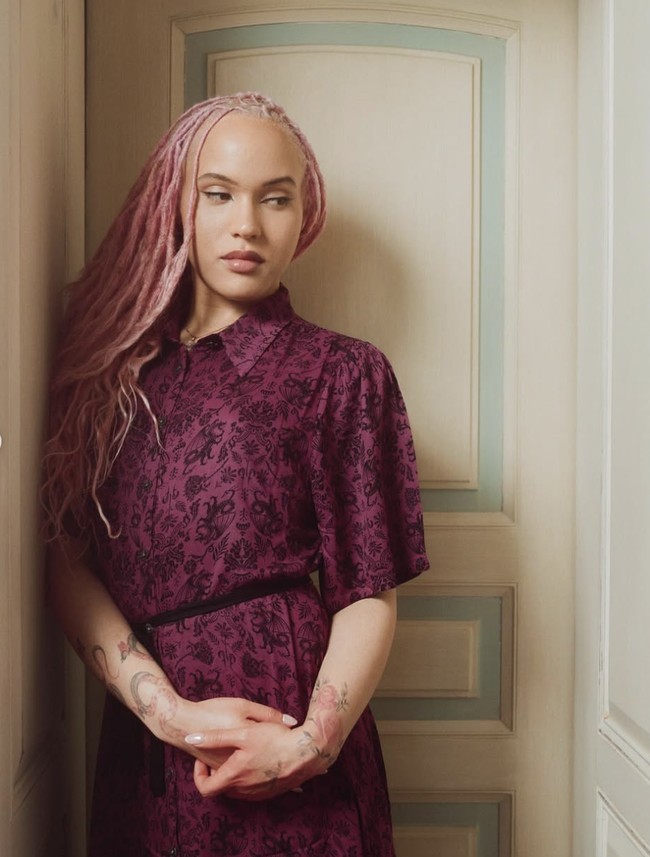 Belum lagi dengan julukan yang sering disematkan padanya: ‘nepo baby’ atau anak nepotisme, istilah yang merujuk pada anak selebriti yang dianggap mendapat privilese karena nama besar orang tua. Namun Aiiryn yang berprofesi sebagai model dan aktris itu membantah anggapan tersebut. Foto: dok. Instagram @voiceofairyn