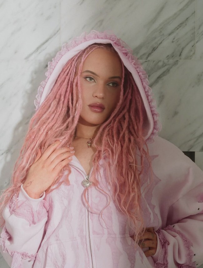 “Ada perbedaan besar antara menjadi terlihat dan dilihat. Aku selama ini terlihat, tapi aku belum pernah benar-benar dilihat,” ujar Airyn. Foto: dok. Instagram @voiceofairyn