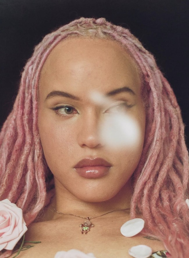 Meski demikian, banyak warganet tetap sinis. Beberapa menyebut bahwa Airyn memanfaatkan momen ‘coming out’ ini untuk mencari ketenaran, terutama di tengah tren selebriti yang mulai mengeksplorasi isu identitas gender sebagai bagian dari brand image.  Foto: dok. Instagram @voiceofairyn