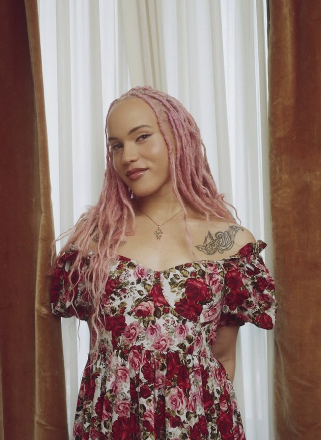 Dalam wawancara dengan majalah Them, Airyn, yang kini berusia 29 tahun, membagikan kisah hidupnya yang selama ini jauh dari sorotan media. Anak dari Robert De Niro dan aktris Toukie Smith ini mengungkap pergulatannya dengan identitas, tekanan standar kecantikan, serta bagaimana menjadi anak seorang bintang besar justru membuatnya merasa sulit menjadi seseorang yang mencolok. Foto: dok. Instagram @voiceofairyn