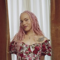 Dalam wawancara dengan majalah Them, Airyn, yang kini berusia 29 tahun, membagikan kisah hidupnya yang selama ini jauh dari sorotan media. Anak dari Robert De Niro dan aktris Toukie Smith ini mengungkap pergulatannya dengan identitas, tekanan standar kecantikan, serta bagaimana menjadi anak seorang bintang besar justru membuatnya merasa sulit menjadi seseorang yang mencolok. Foto: dok. Instagram @voiceofairyn