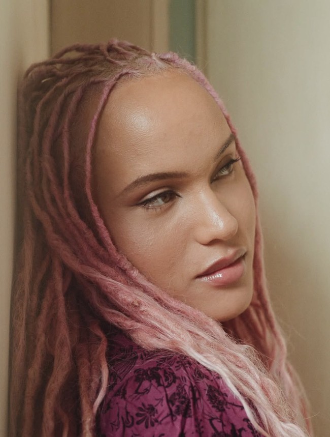 “Aku tidak dibesarkan dengan ikut tampil di film ayahku, ikut rapat bisnis, atau datang ke premiere. Ayahku selalu bilang kami harus menemukan jalan kami sendiri,” tegasnya.  Foto: dok. Instagram @voiceofairyn