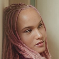 “Aku tidak dibesarkan dengan ikut tampil di film ayahku, ikut rapat bisnis, atau datang ke premiere. Ayahku selalu bilang kami harus menemukan jalan kami sendiri,” tegasnya.  Foto: dok. Instagram @voiceofairyn