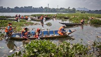 Relawan bersama warga membersihkan sampah di Sungai Citarum, Cihampelas, Kabupaten Bandung Barat, Jawa Barat, Rabu (30/4/2025).