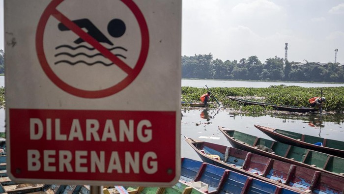 Relawan bersama warga membersihkan sampah di Sungai Citarum, Cihampelas, Kabupaten Bandung Barat, Jawa Barat, Rabu (30/4/2025). Pemerintah Kabupaten Bandung Barat bersama instansi, relawan, komunitas dan masyarakat menggelar aksi bersih Sungai Citarum bertajuk Bebersih Walungan Sasarengan dalam rangka memperingati Hari Peduli Sampah Nasional (HPSN) 2025 sekaligus upaya mengedukasi masyarakat untuk lebih peduli terhadap kebersihan dan kesehatan ekologi sungai. ANTARA FOTO/Abdan Syakura/Spt.