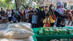 Aksi Sosial Mahasiswa UNTAG, Tebus Murah Sembako untuk Warga