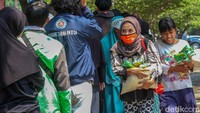 Kegiatan sosial ini disambut positif warga, yang berharap aksi serupa dapat terus digelar untuk membantu kebutuhan sehari-hari mereka.