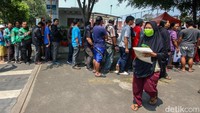 Paket sembako berisi beras dan mie instan disalurkan sebagai upaya meringankan beban ekonomi warga.