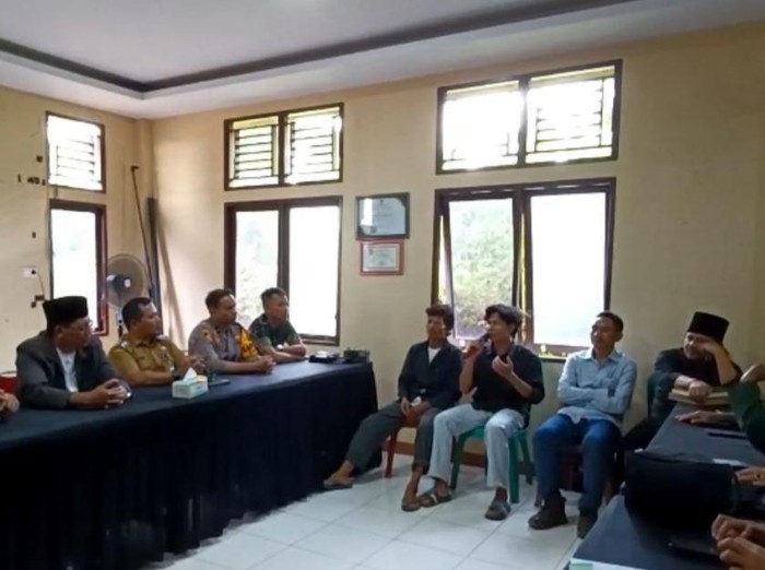 Alan Kurniawan memberikan klarifikasinya terkait dugaan ajaran sesat Islam Sejati dalam mediasi di Kantor Camat Sandai