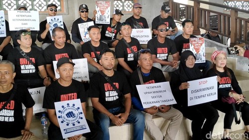 Aliansi Perjuangan Rakyat Bali menggeruduk Puspem Badung dan menyampaikan 19 tuntutan serangkaian peringatan Hari Buruh Internasional, Rabu (30/4/2025). (Foto: Agus Eka/detikBali)