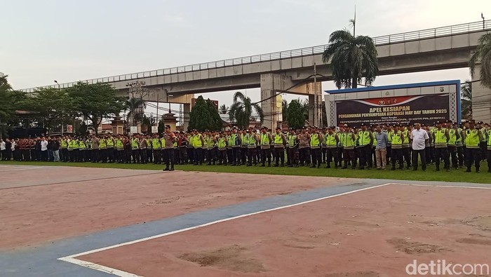 Apel persiapan pengamanan peringatan Hari Buruh Internasional di Palembang