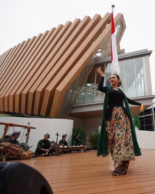 Ariel Tatum menari Jaipong di Jepang.