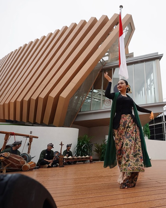 Ariel Tatum menari Jaipong di Jepang.