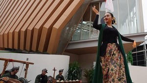 Ariel Tatum menari diiringi gamelan. Ini adalah bagian dari pembukaan Paviliun Indonesia, di Osaka World Expo 2025. Foto: Instagram Ariel Tatum