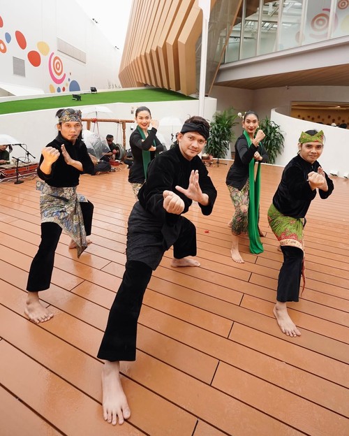 Ariel Tatum menari Jaipong di Jepang.