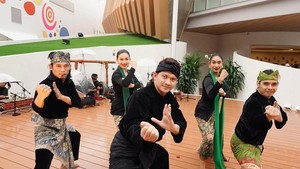 Pada kesempatan yang sama, Iko Uwais juga unjuk kebolehan jurus pencak silat di hadapan penonton. Foto: Instagram Ariel Tatum