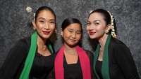 Dia juga mentas bersama aktris Happy Salma. (Instagram Ariel Tatum)