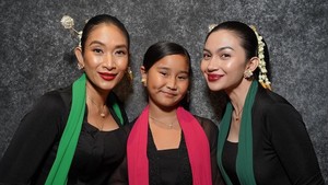 Gak sendirian, Ariel Tatum juga ditemani oleh aktris Happy Salma untuk pertunjukan tersebut. Foto: Instagram Ariel Tatum