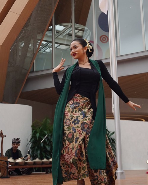 Ariel Tatum menari Jaipong di Jepang.