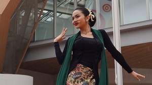 Ariel Tatum menari jaipong di Osaka, Jepang, tepat di Hari Tari Sedunia pada 29 April 2025. Foto: Instagram Ariel Tatum