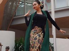 Lenggak-lenggok Ariel Tatum Nari Jaipong di Jepang