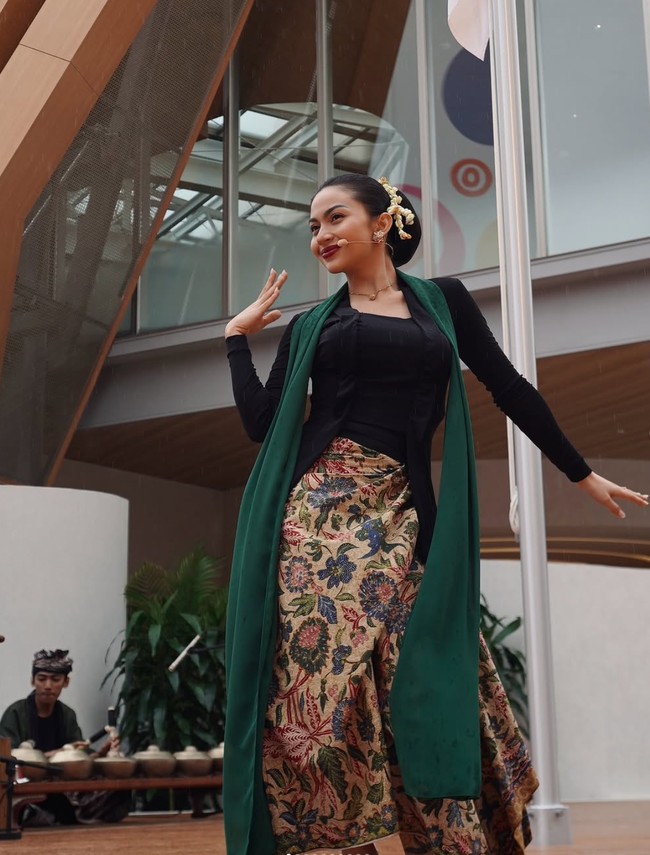 Ariel Tatum beberapa waktu lalu diketahui bertolak ke Osaka, Jepang, untuk menghadiri World Expo 2025. Tak hanya sekedar hadir, Ariel juga menjadi penampil di sana.  Foto: Instagram/@arieltatum